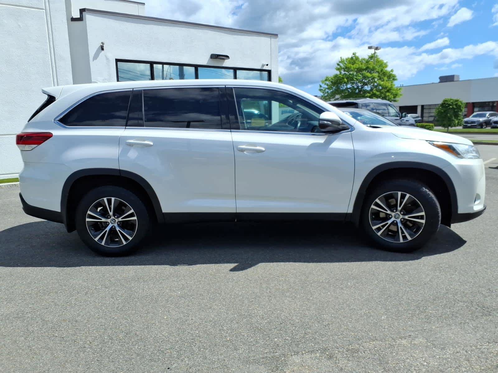 Used 2019 Toyota Highlander Plus AWD/4WD image 4