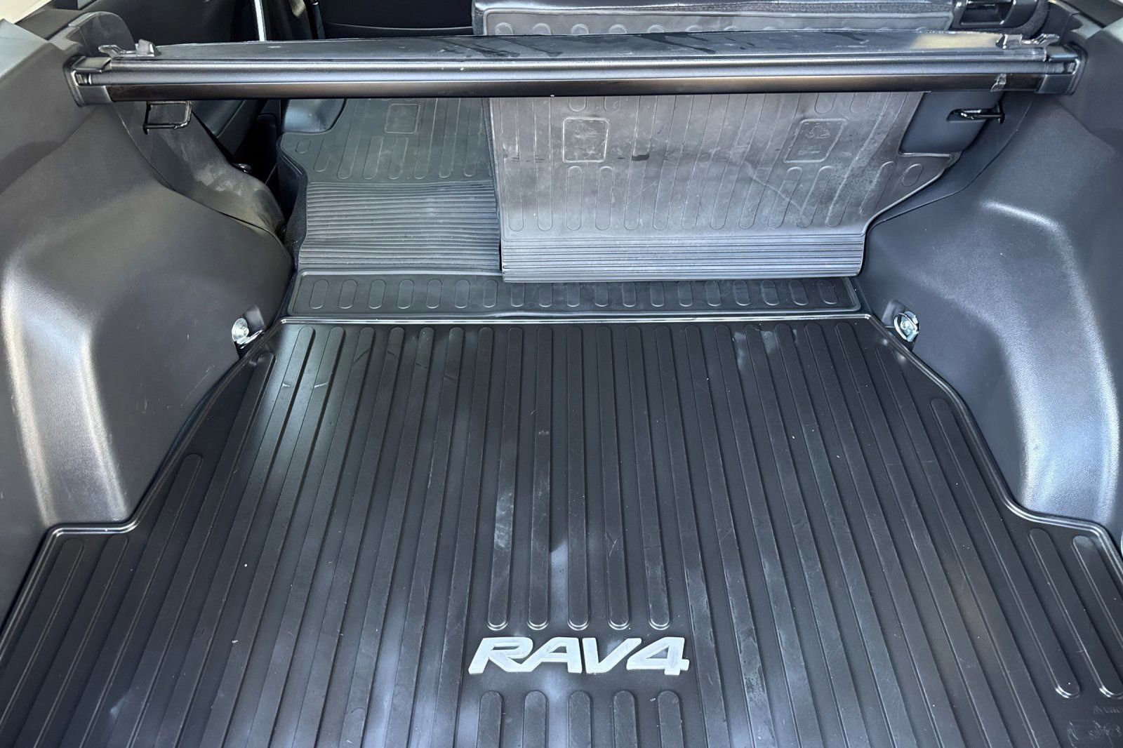 Used 2023 Toyota RAV4 XLE Premium image 15