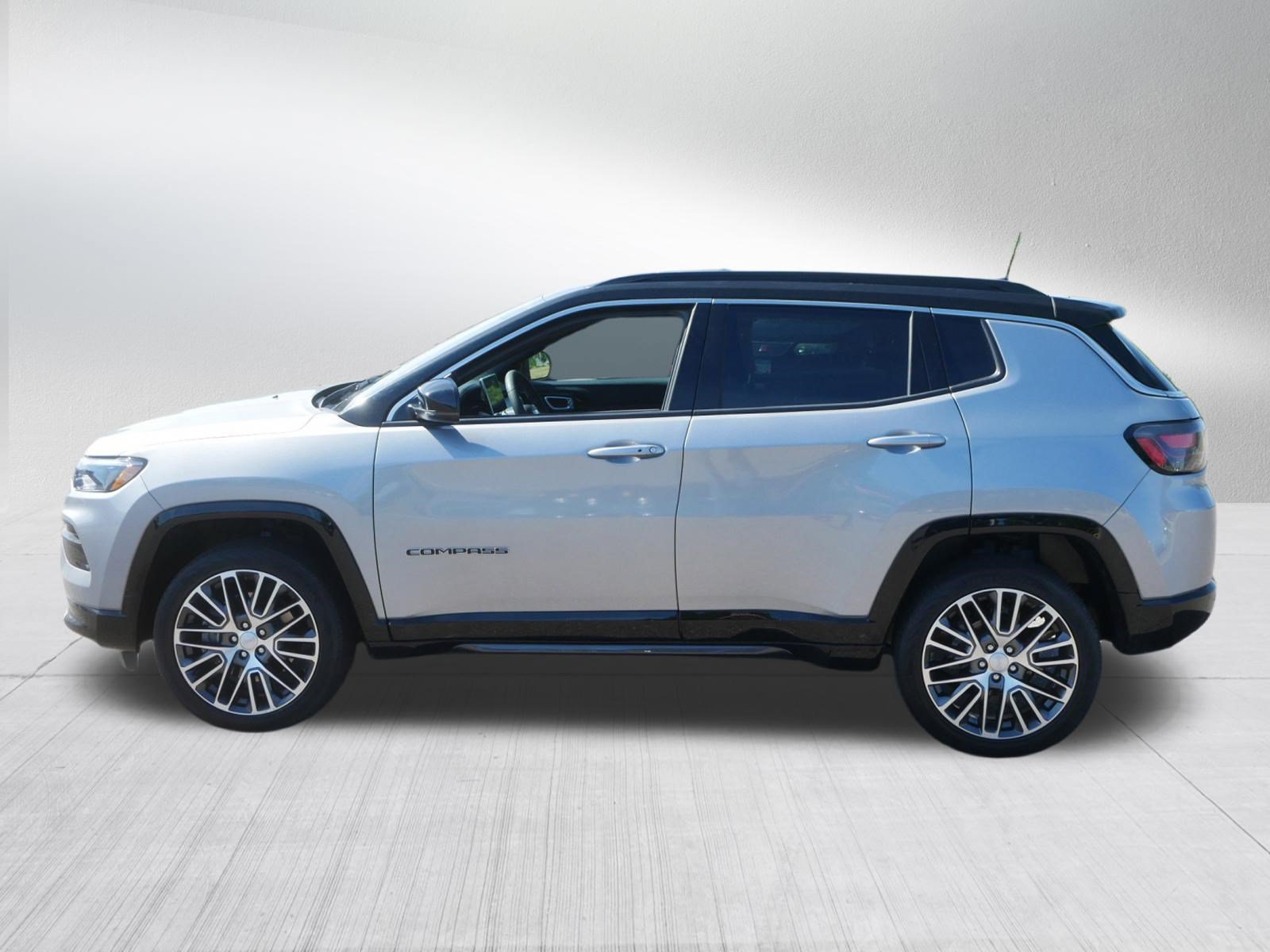 Used 2023 Jeep Compass Limited w/ Elite Group AWD/4WD image 4