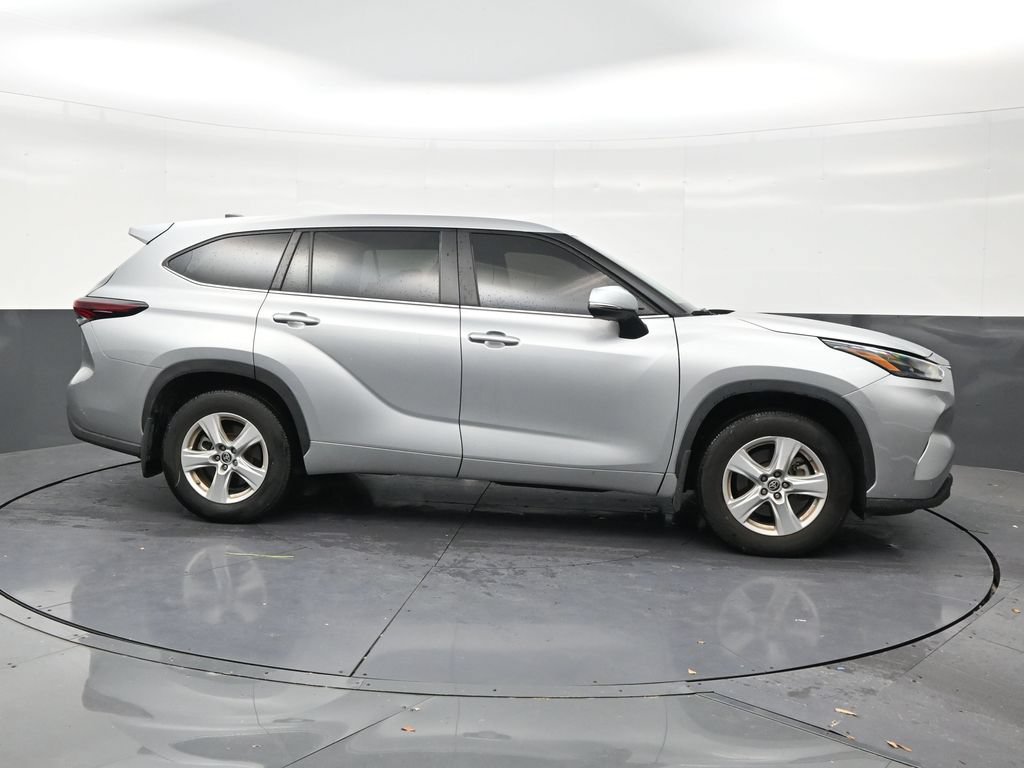 Used 2024 Toyota Highlander LE FWD image 6