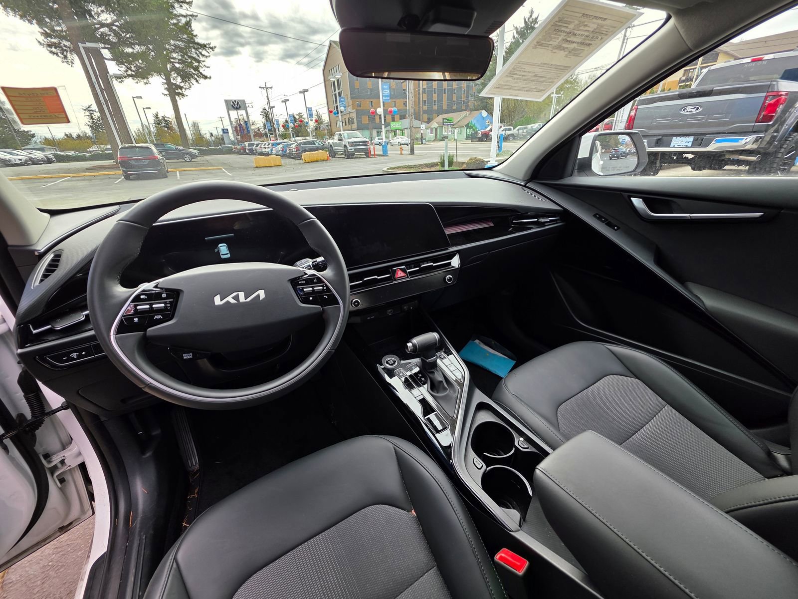 Used 2025 Kia Niro EX image 12