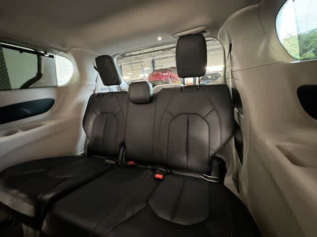 Used 2019 Chrysler Pacifica Touring-L FWD image 37
