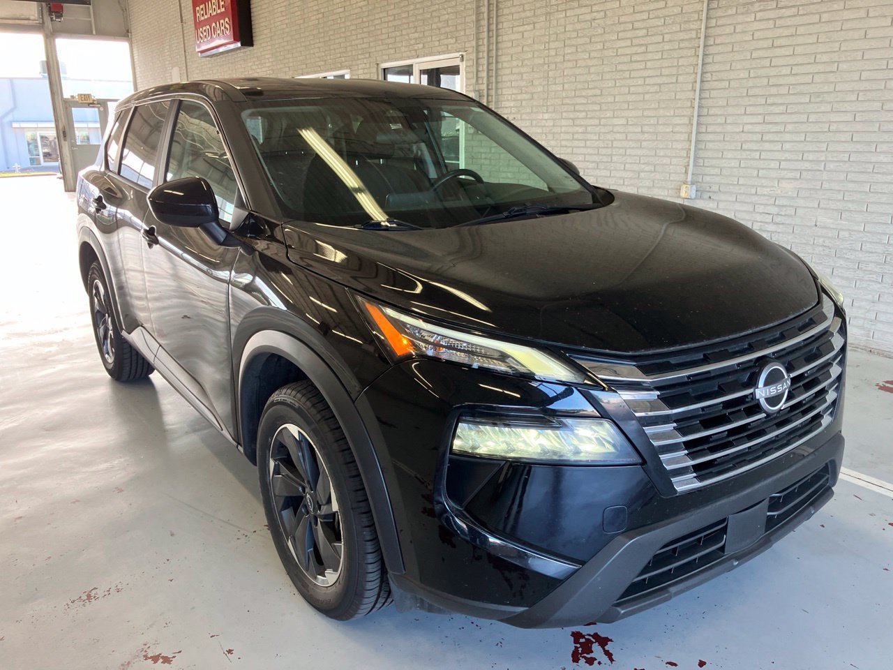 Used 2025 Nissan Rogue SV FWD image 1