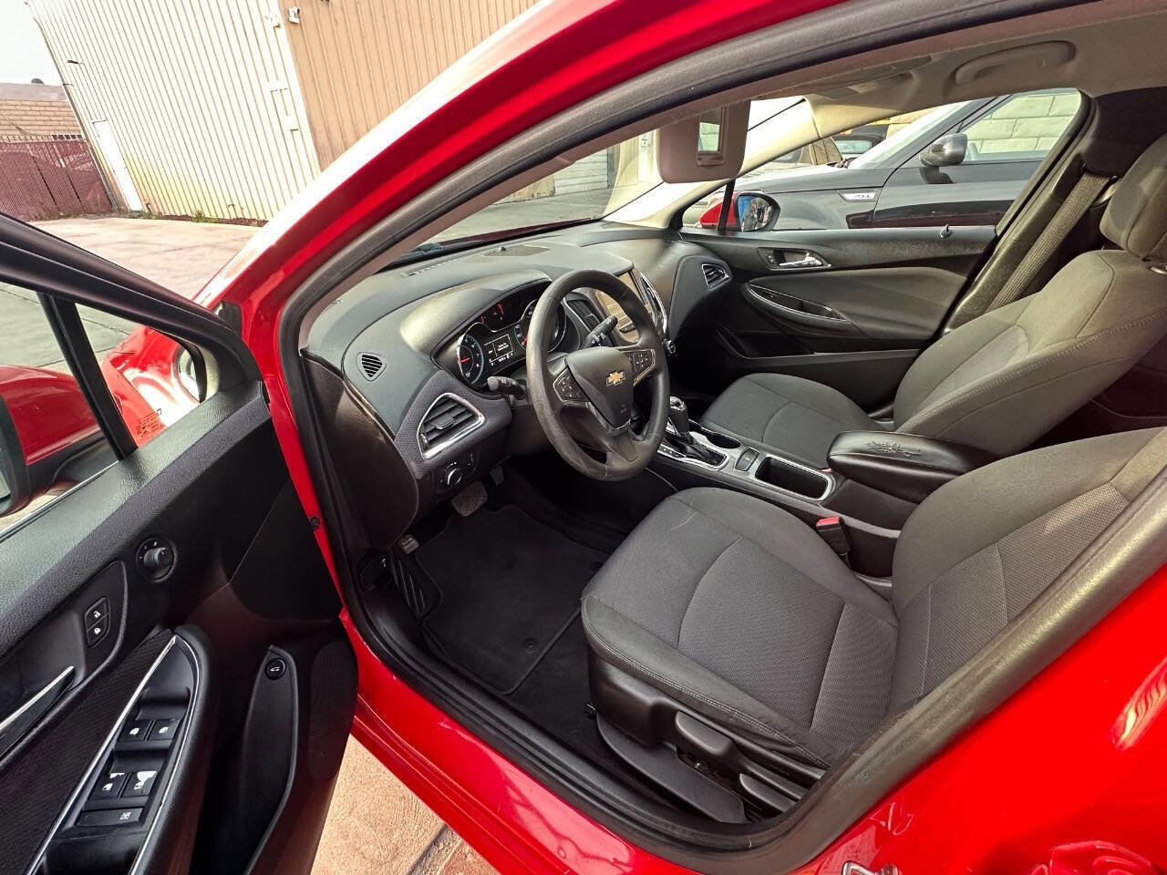 Used 2018 Chevrolet Cruze LT FWD image 6