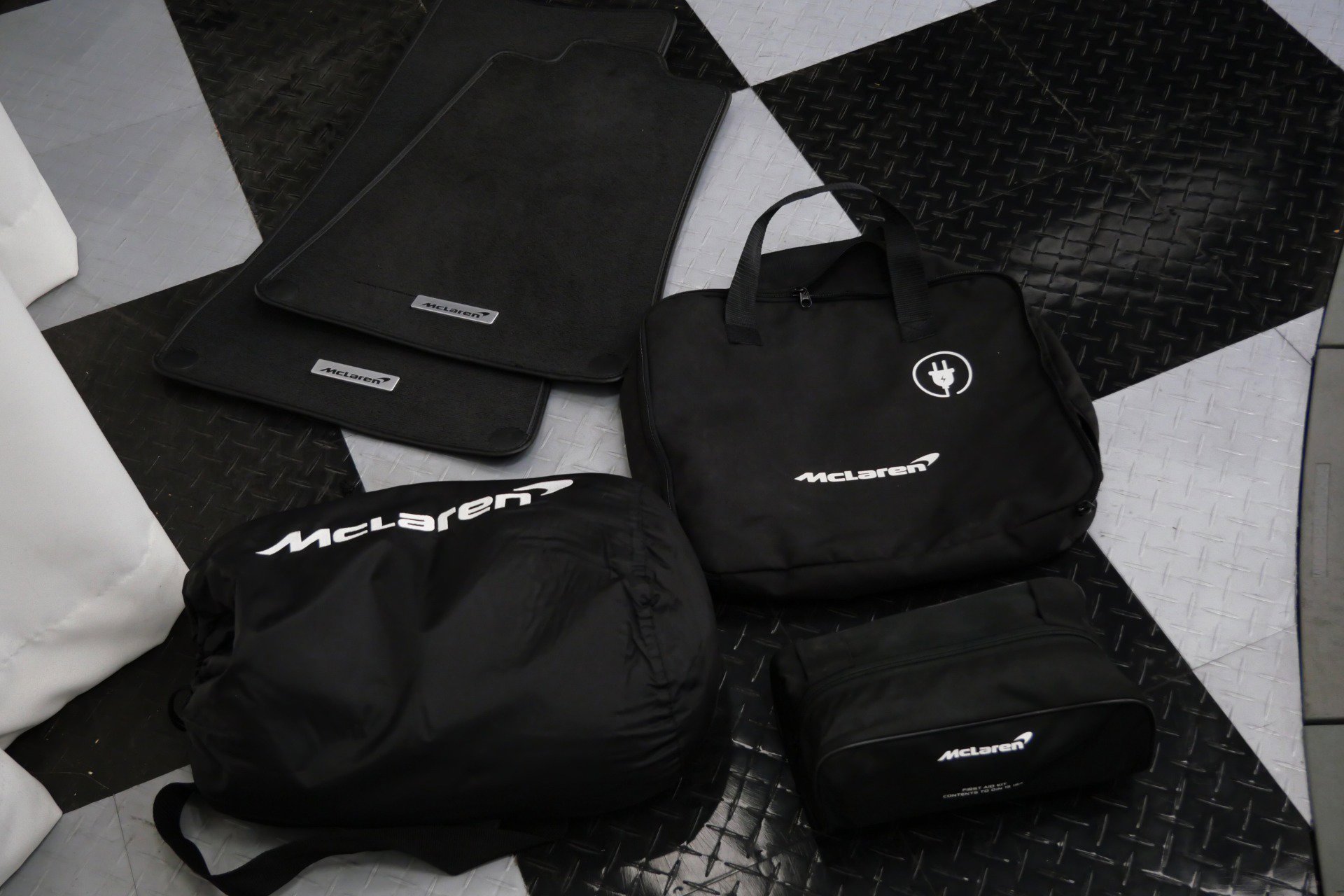 Used 2025 McLaren Artura Spider image 32