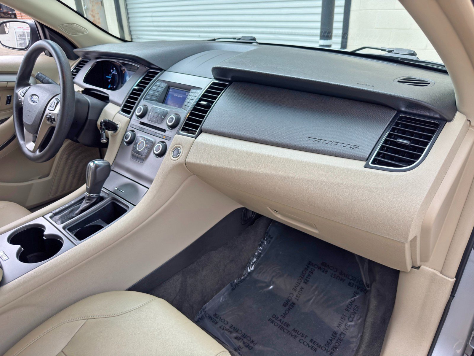 Used 2015 Ford Taurus SE FWD image 13