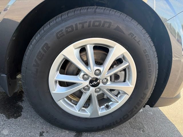 Used 2023 Kia Carnival LX FWD image 4