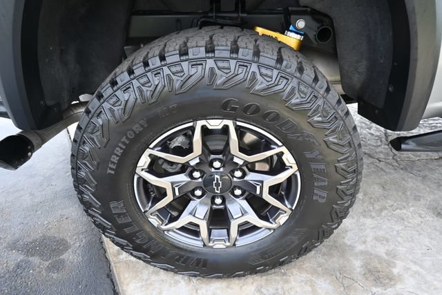 Used 2025 Chevrolet Colorado ZR2 w/ Technology Package AWD/4WD image 12