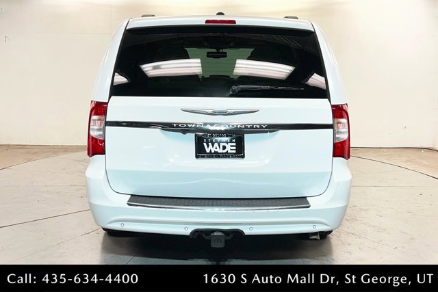 Used 2016 Chrysler Town & Country Touring-L FWD image 4
