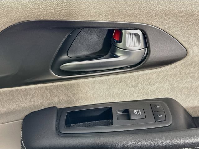Used 2023 Chrysler Pacifica Touring-L FWD image 39
