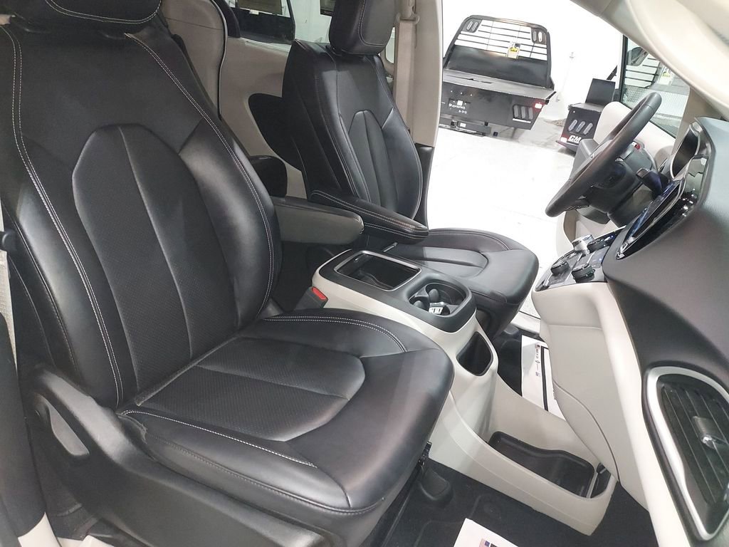 Used 2024 Chrysler Pacifica Touring-L image 30