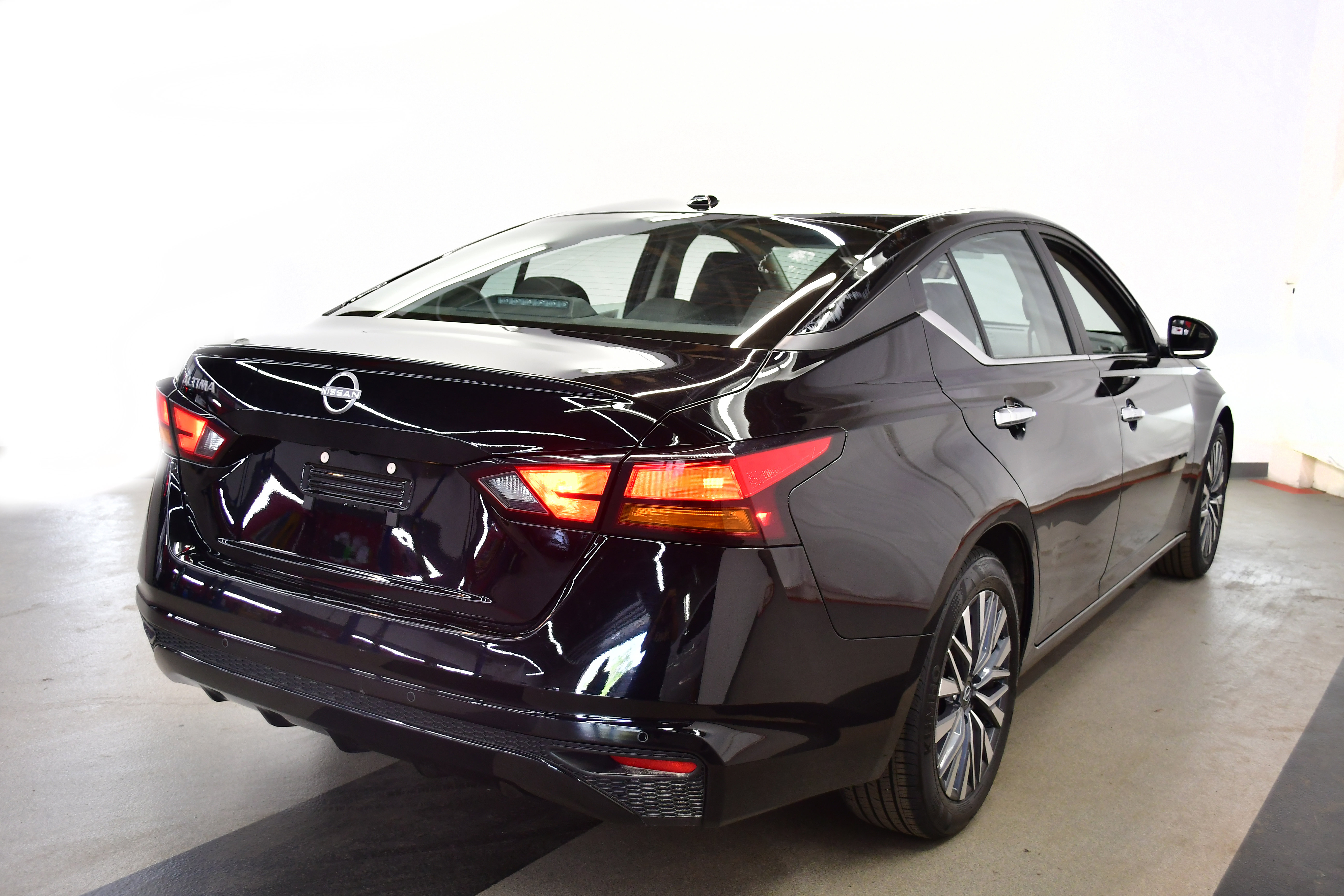 Used 2025 Nissan Altima 2.5 SV FWD image 7