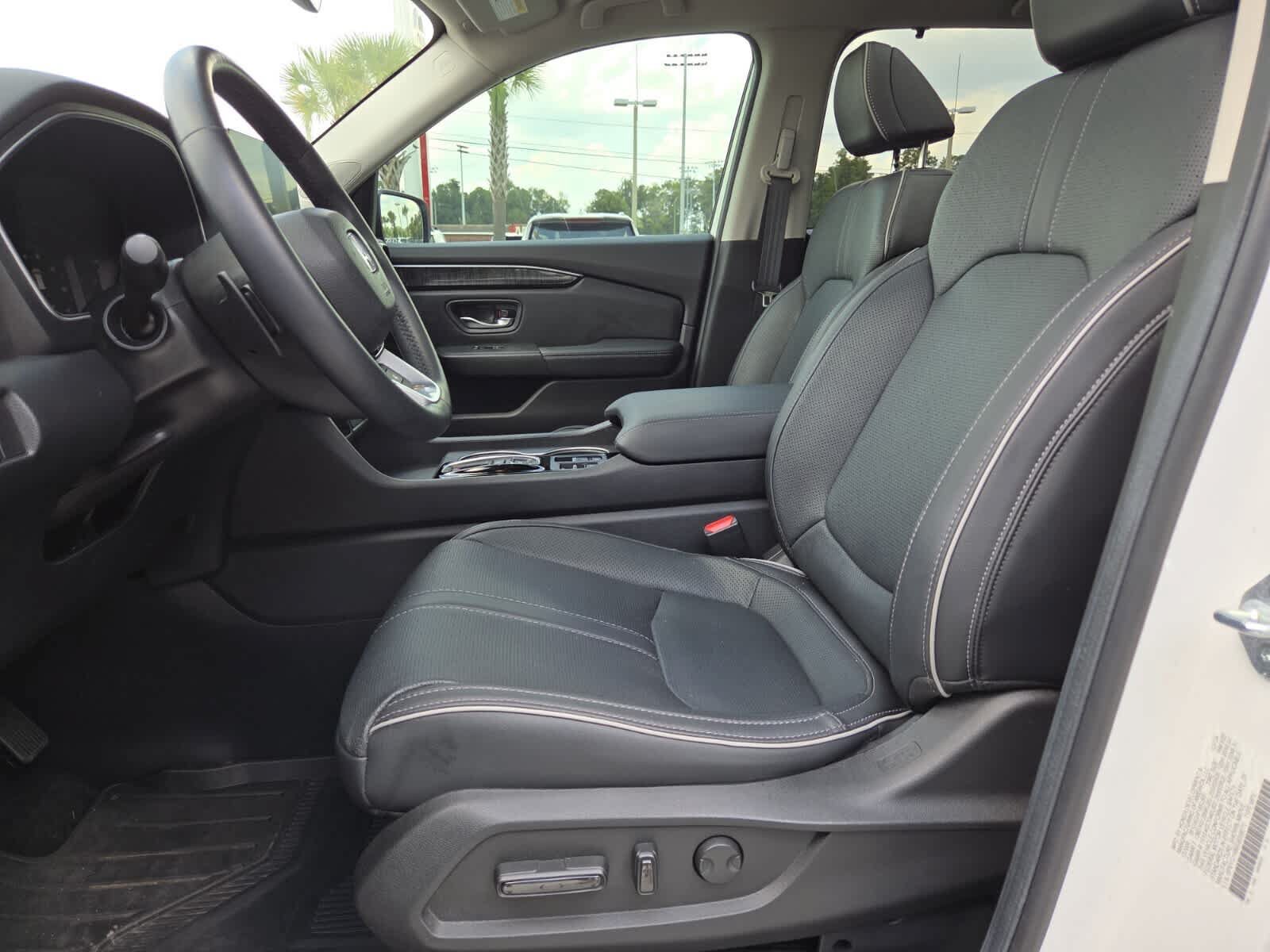 Used 2025 Honda Pilot Elite image 4