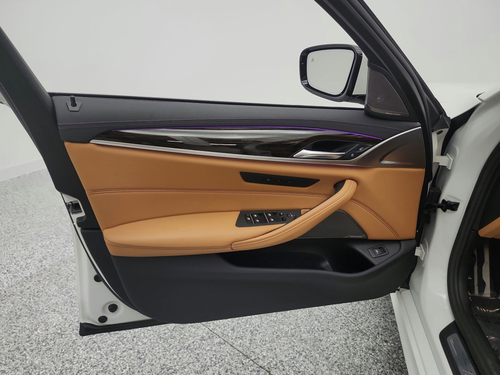 Used 2023 BMW M550i xDrive image 24