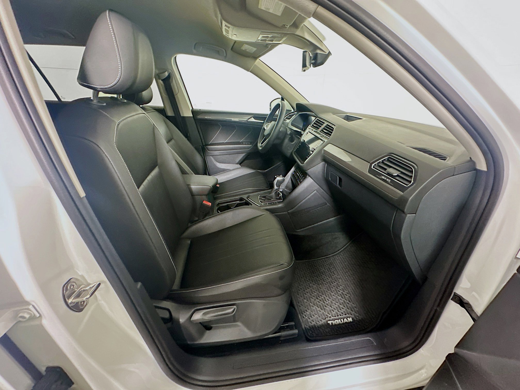 Used 2023 Volkswagen Tiguan SE FWD image 32