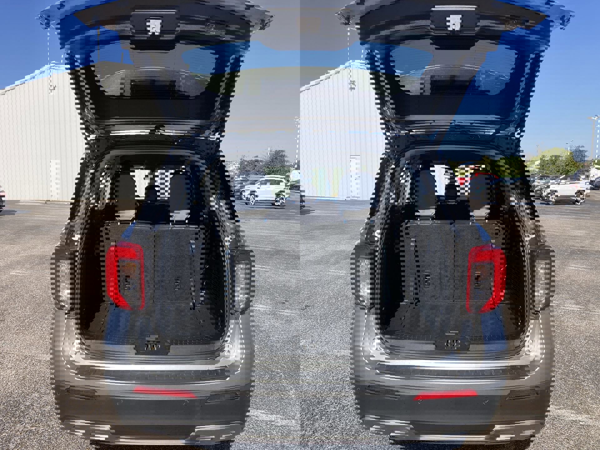 Used 2024 Ford Explorer XLT w/ Equipment Group 202A image 21