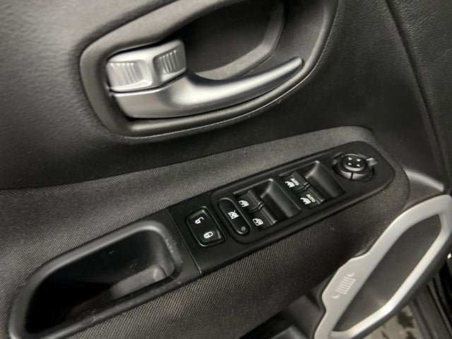 Used 2020 Jeep Renegade Latitude FWD image 22