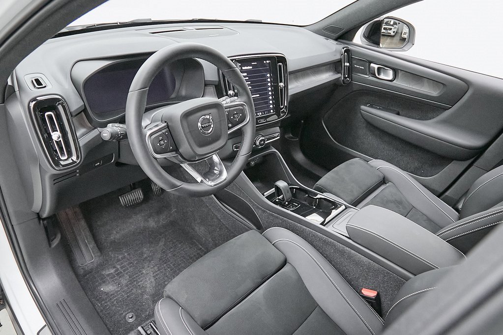 Certified 2023 Volvo XC40 Recharge Ultimate w/ Protection Package Premier image 13