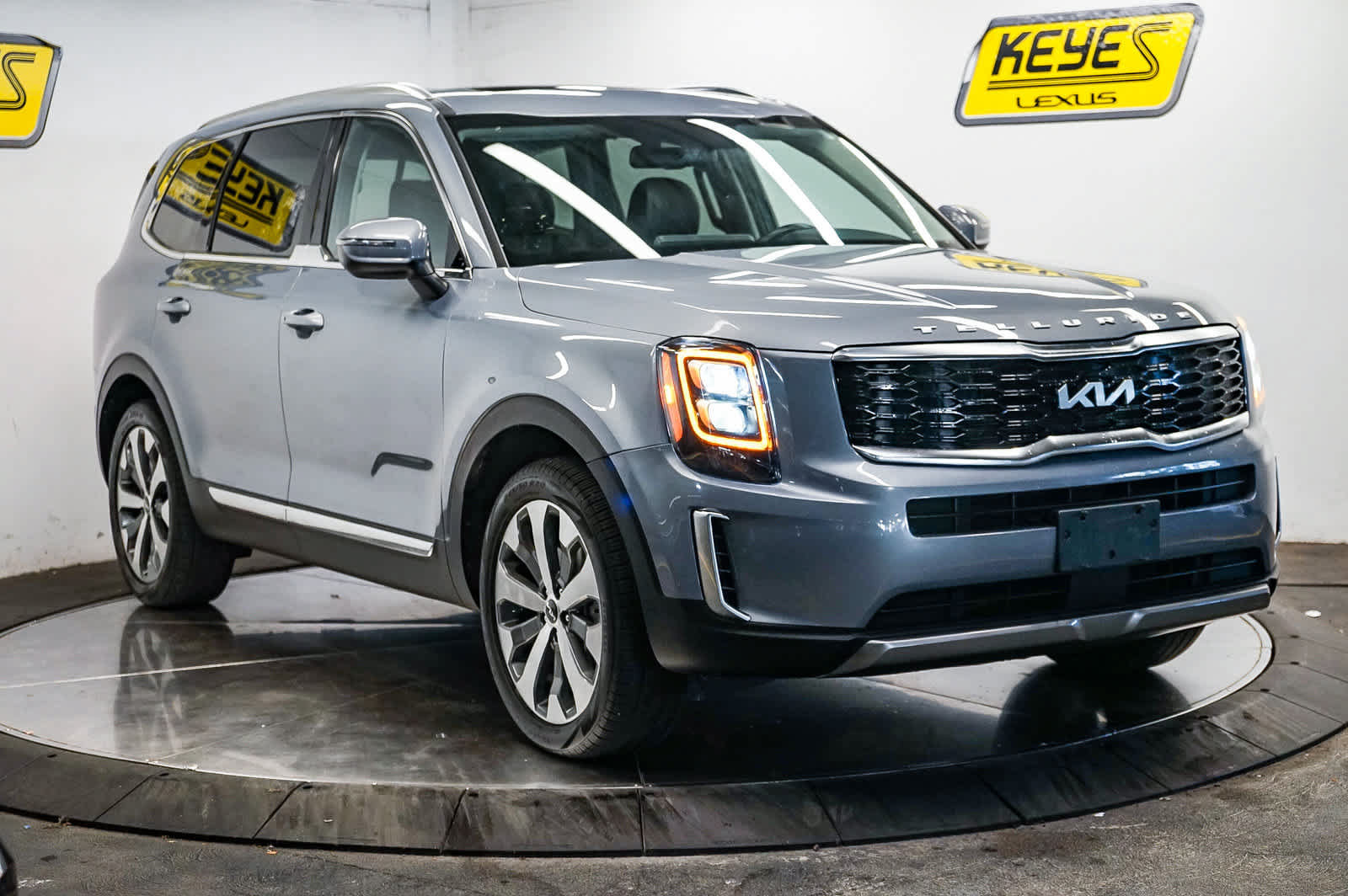 Used 2022 Kia Telluride EX w/ EX Premium Package FWD image 3