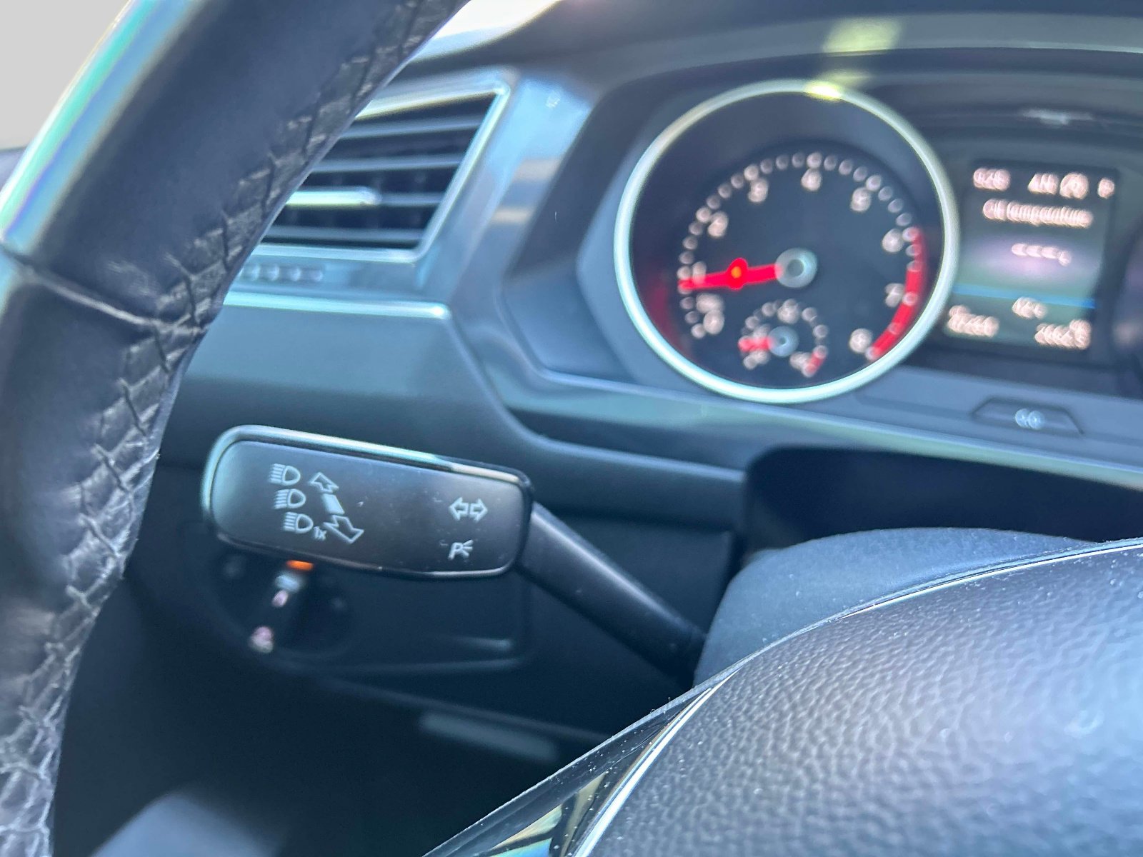 Used 2018 Volkswagen Tiguan SEL Premium AWD/4WD image 18