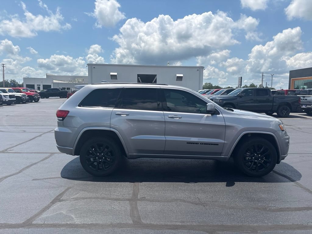 Used 2018 Jeep Grand Cherokee Altitude AWD/4WD image 9