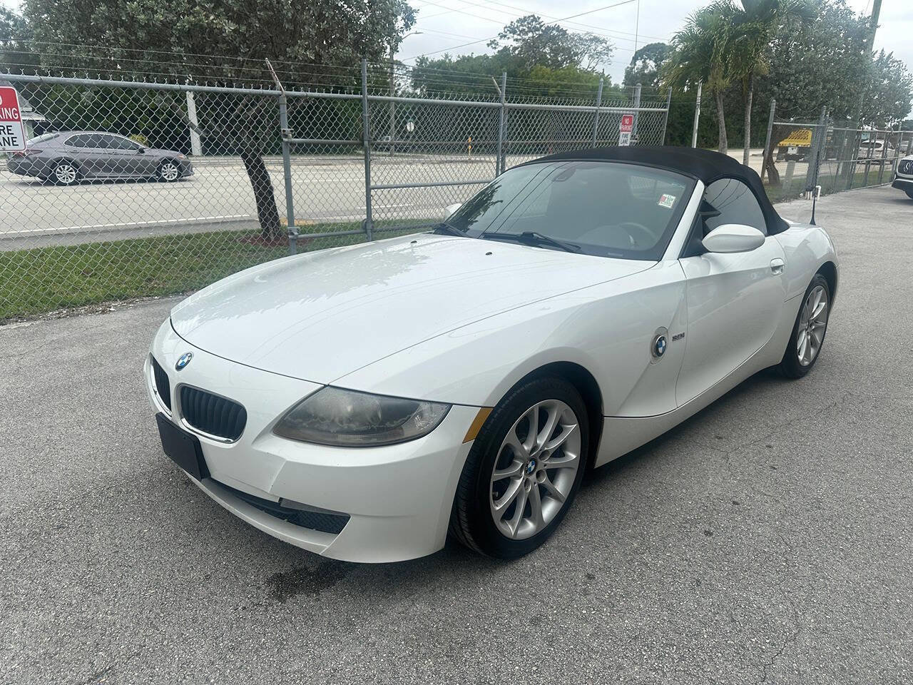 Used 2008 BMW Z4 3.0i RWD image 2