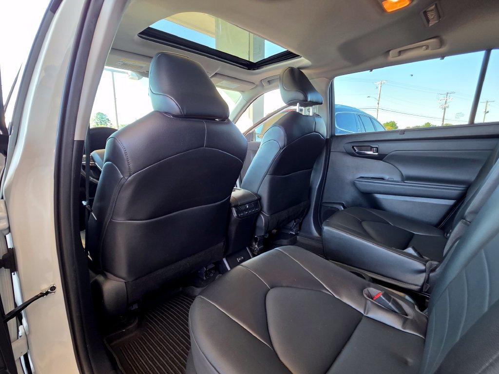 Used 2022 Toyota Highlander XLE AWD/4WD image 24