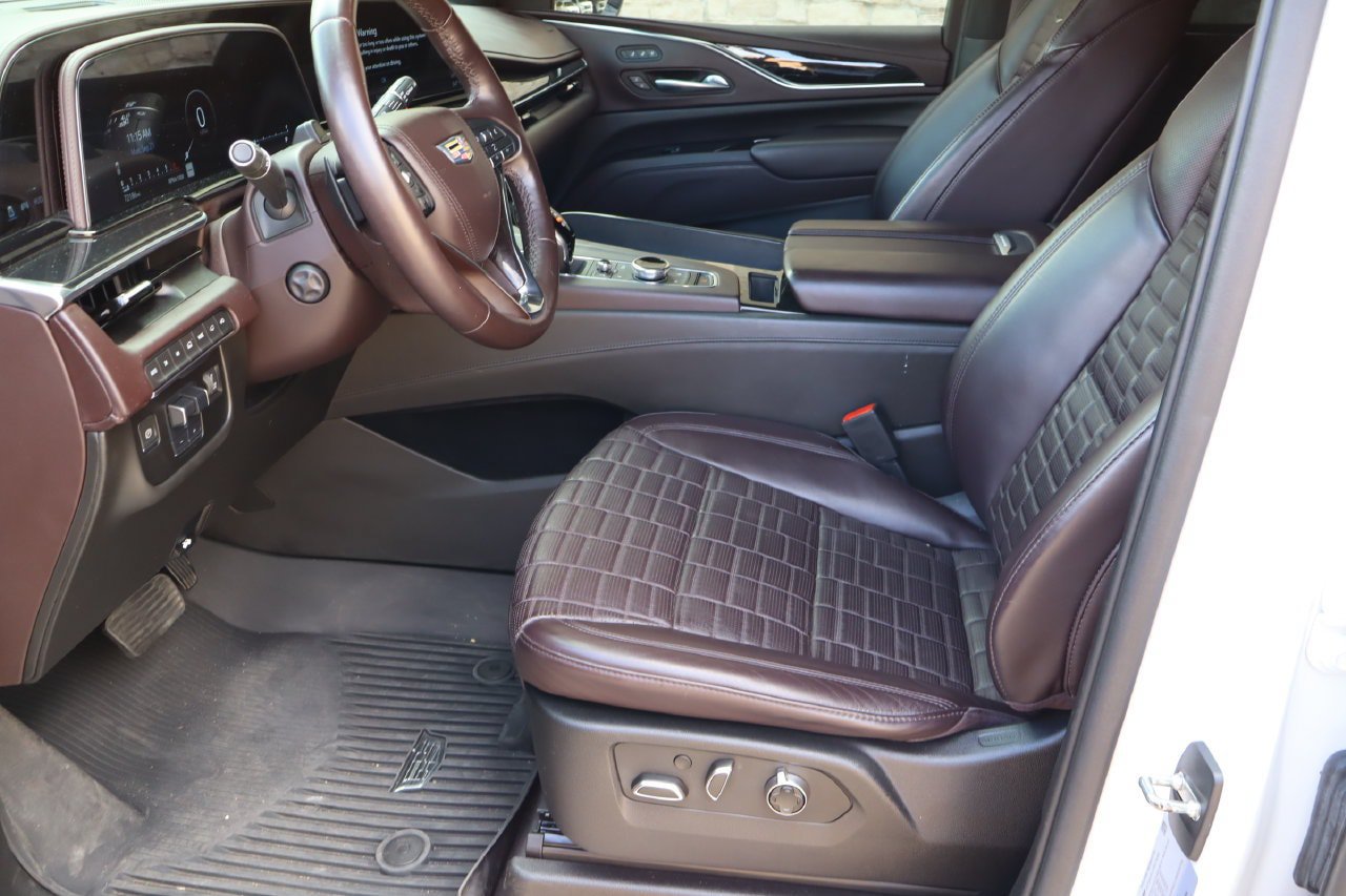 Used 2023 Cadillac Escalade Sport Platinum w/ LPO, Floor Liner Package AWD/4WD image 17