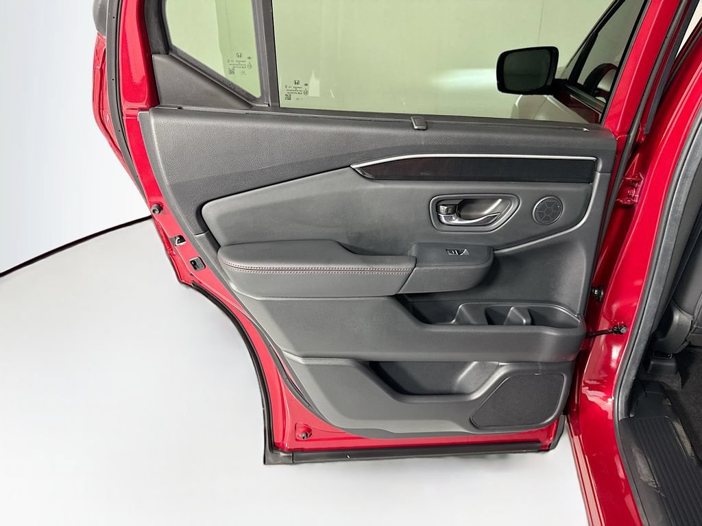 Certified 2025 Honda Pilot Black Edition image 26