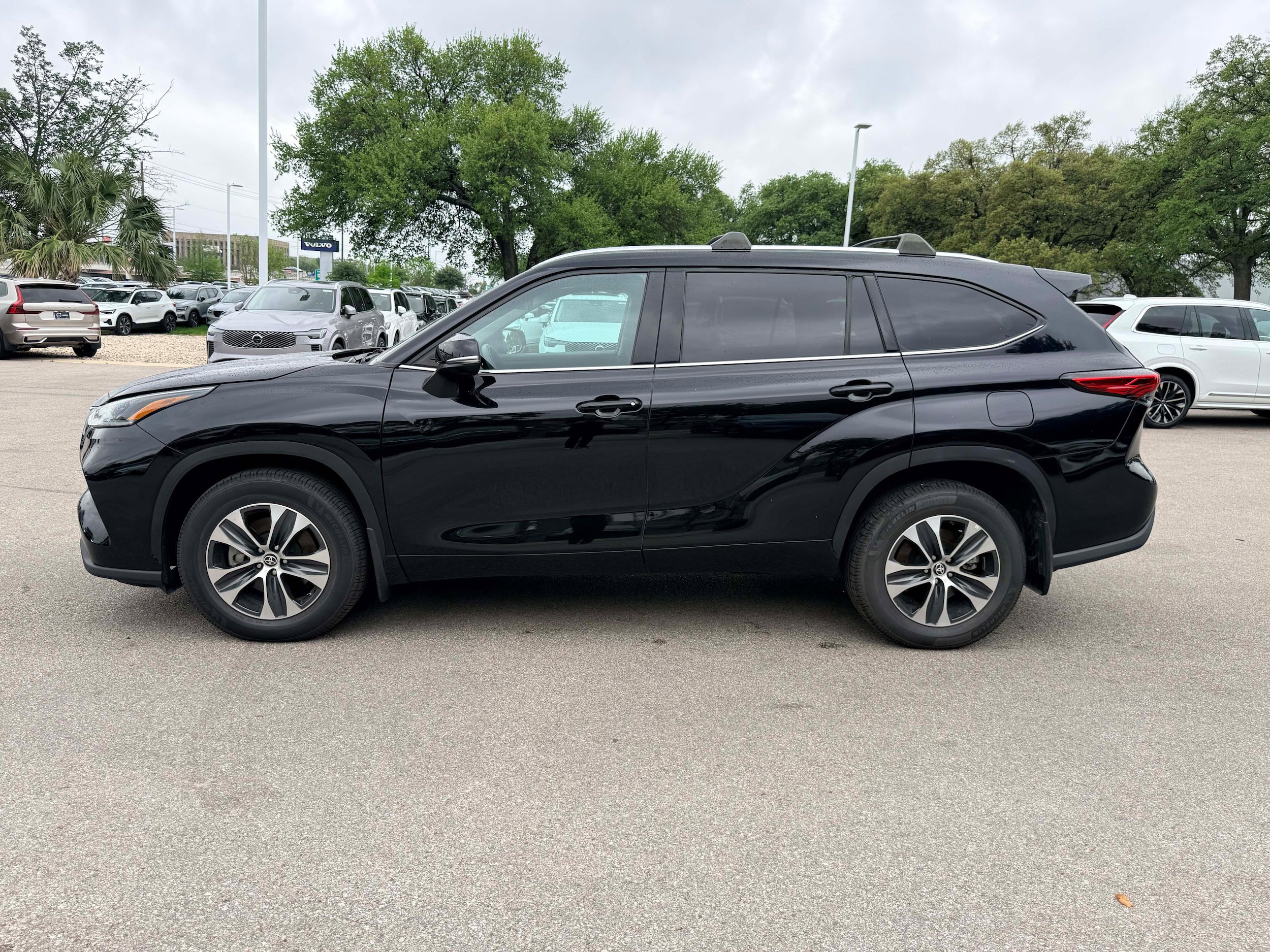 Used 2021 Toyota Highlander XLE AWD/4WD image 3
