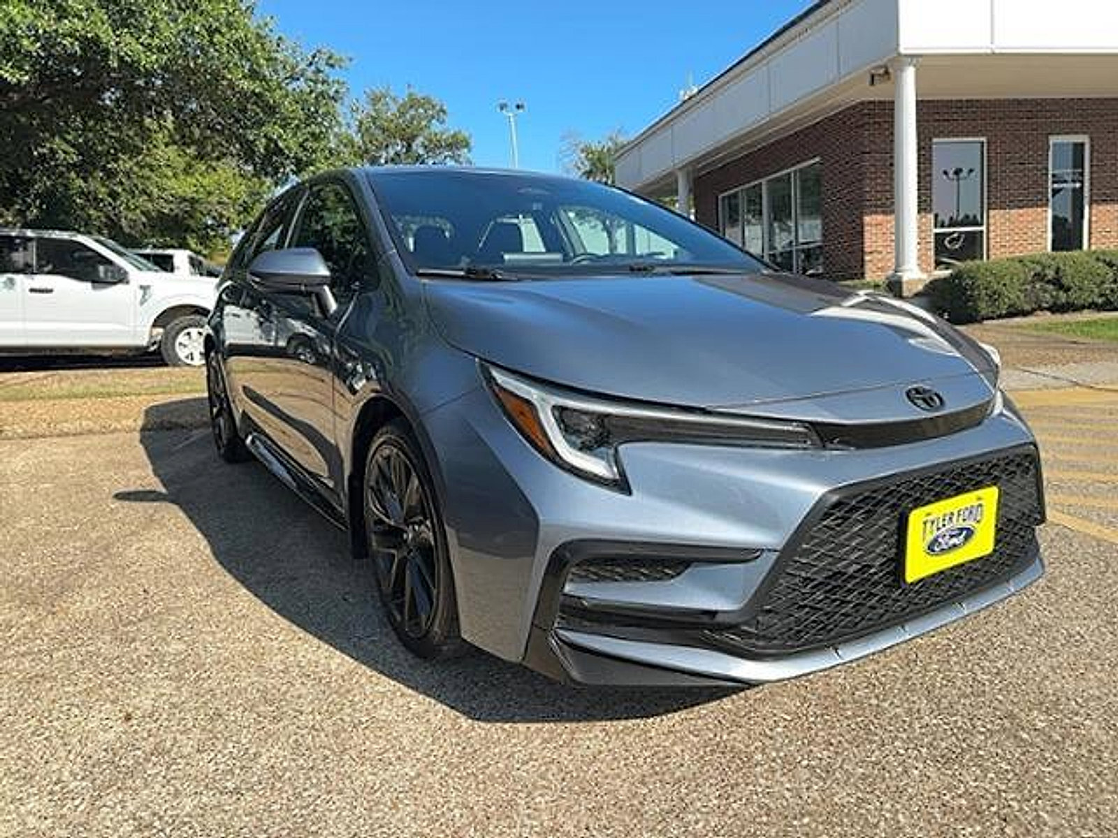 Used 2023 Toyota Corolla SE FWD image 3