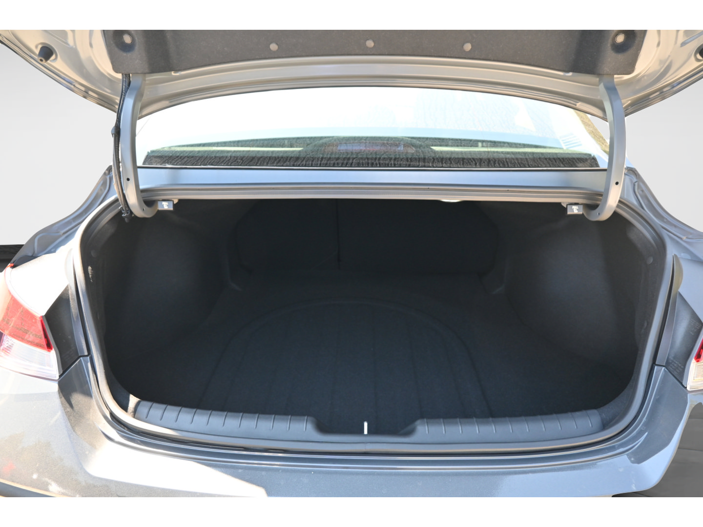 Certified 2025 Hyundai Elantra Limited FWD image 9