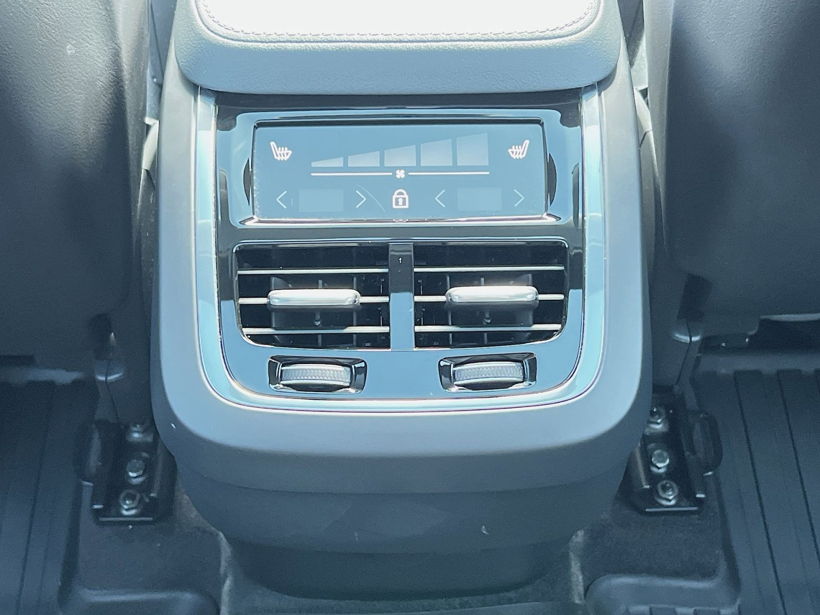 Used 2023 Volvo XC90 B6 Ultimate w/ Protection Package Premier image 23