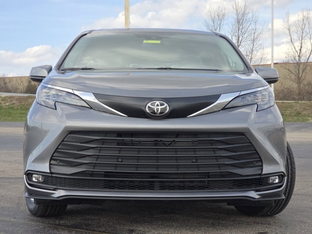 New 2026 Toyota Sienna XLE image 3