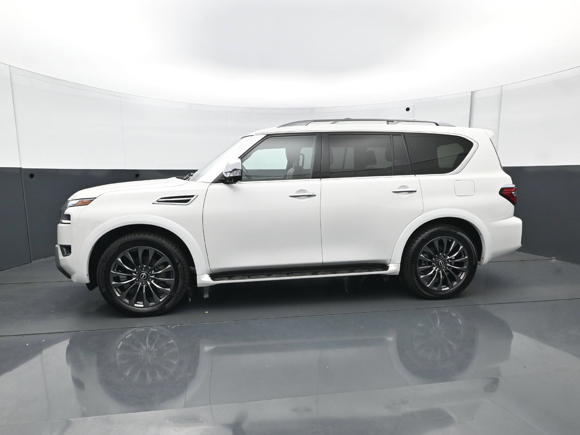 Used 2024 Nissan Armada Platinum w/ Captain's Chairs Package AWD/4WD image 3