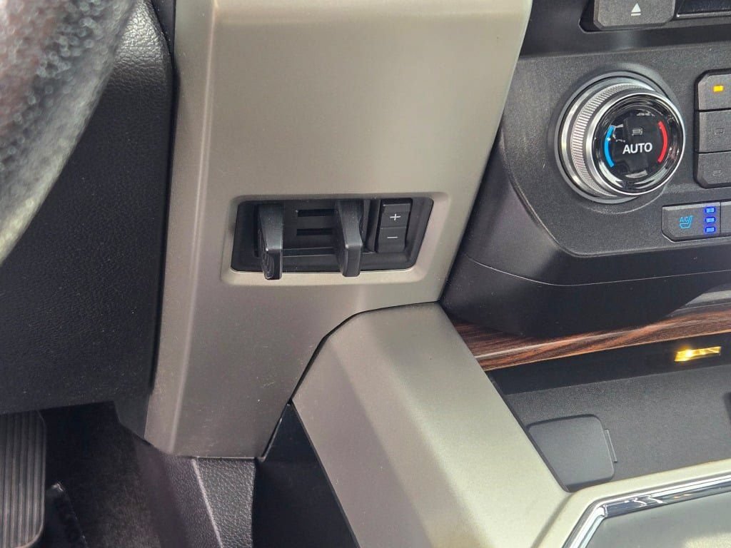 Used 2015 Ford F150 Lariat w/ Equipment Group 501A Mid AWD/4WD image 31