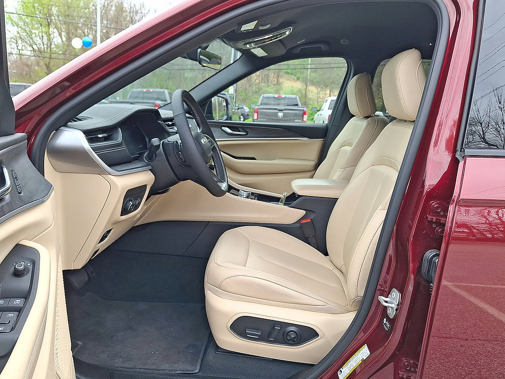 Used 2025 Jeep Grand Cherokee L Limited w/ Black Appearance Package AWD/4WD image 11