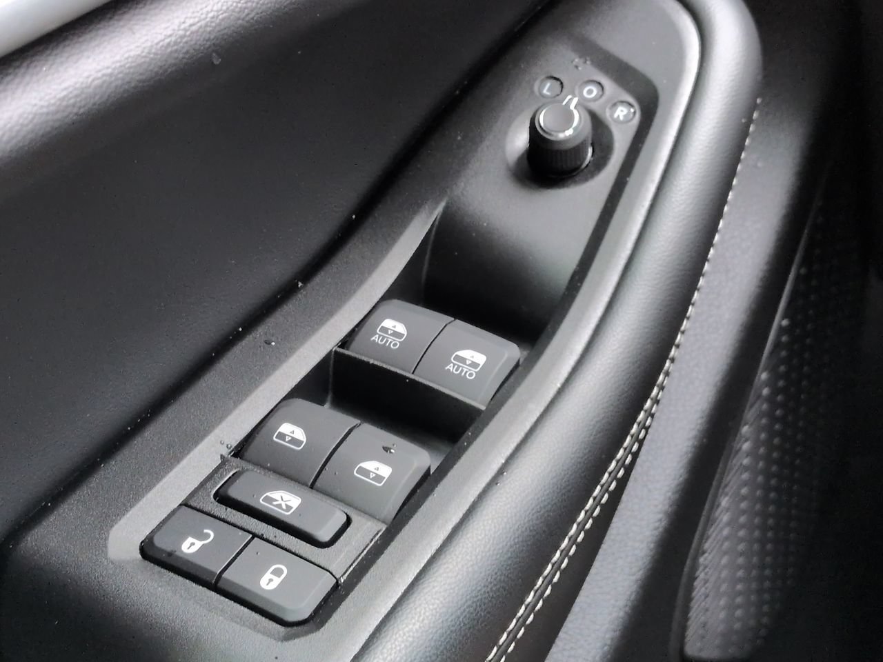 Used 2025 Jeep Grand Cherokee Limited AWD/4WD image 25