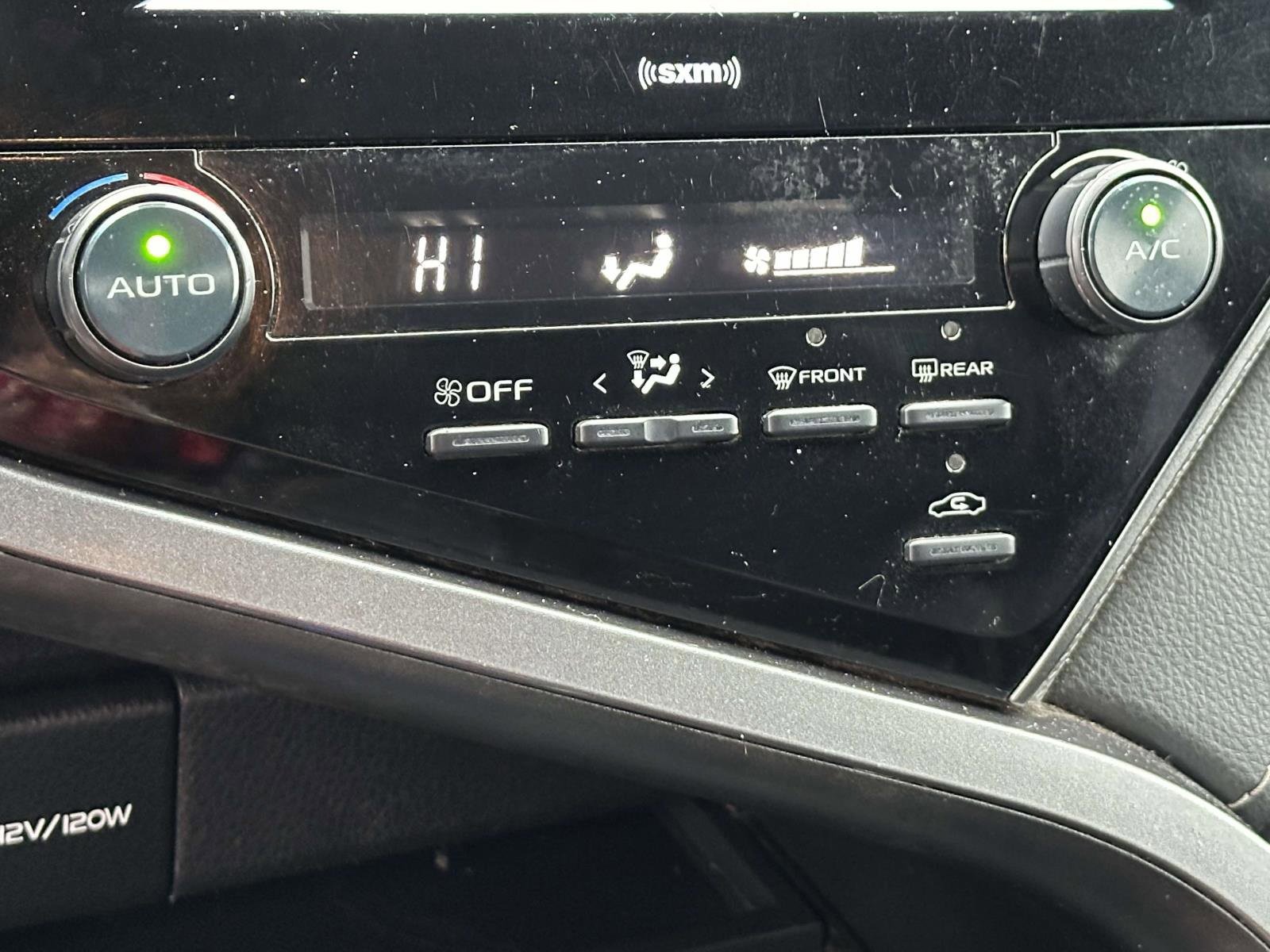 Used 2020 Toyota Camry SE image 11