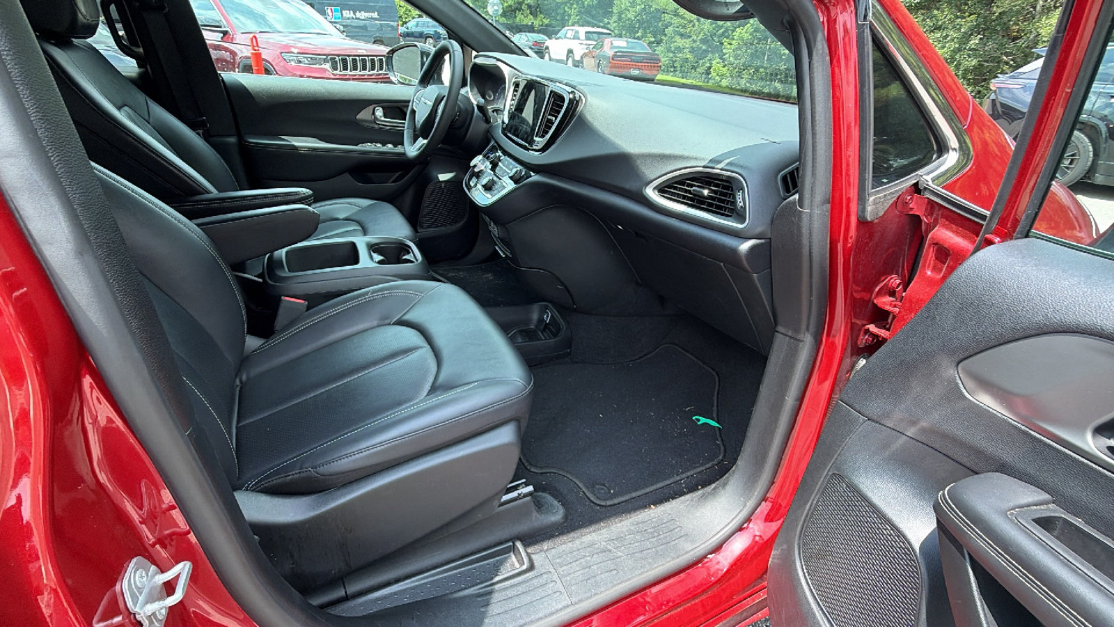 Used 2025 Chrysler Pacifica Select FWD image 19