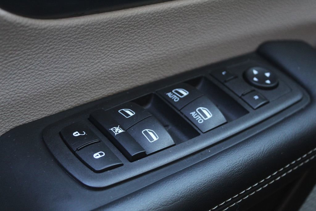 Used 2023 Chrysler Pacifica Touring-L FWD image 26