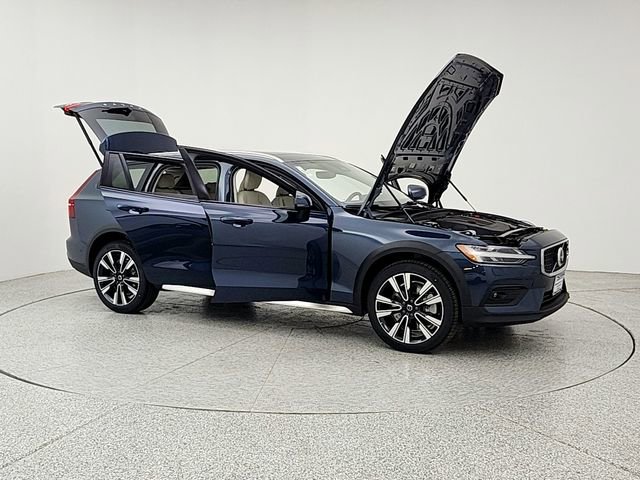 New 2026 Volvo V60 B5 Cross Country Ultra w/ Climate Package image 10
