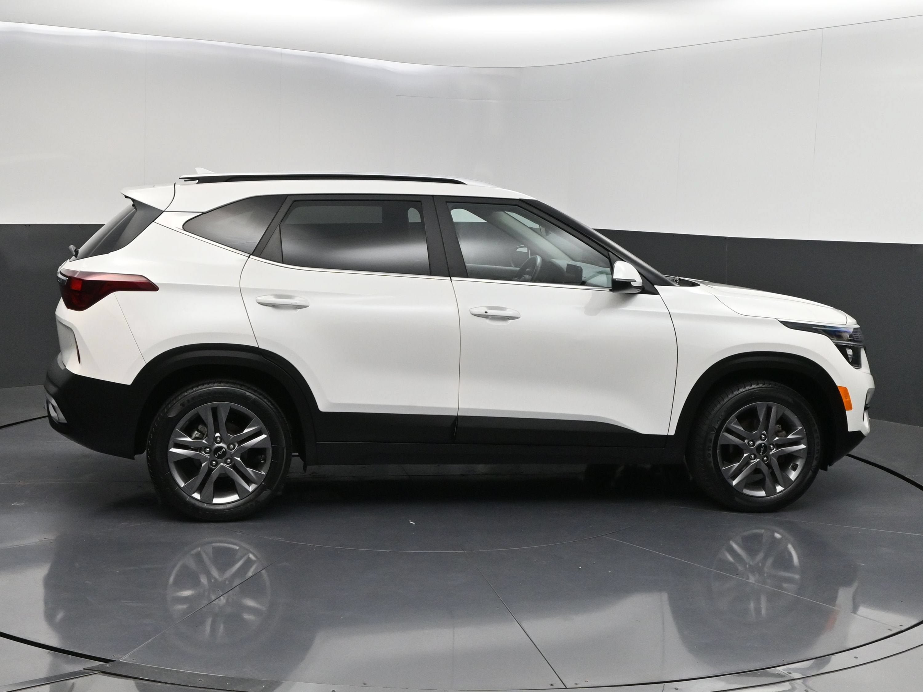 Used 2023 Kia Seltos S w/ Navigation Package FWD image 9