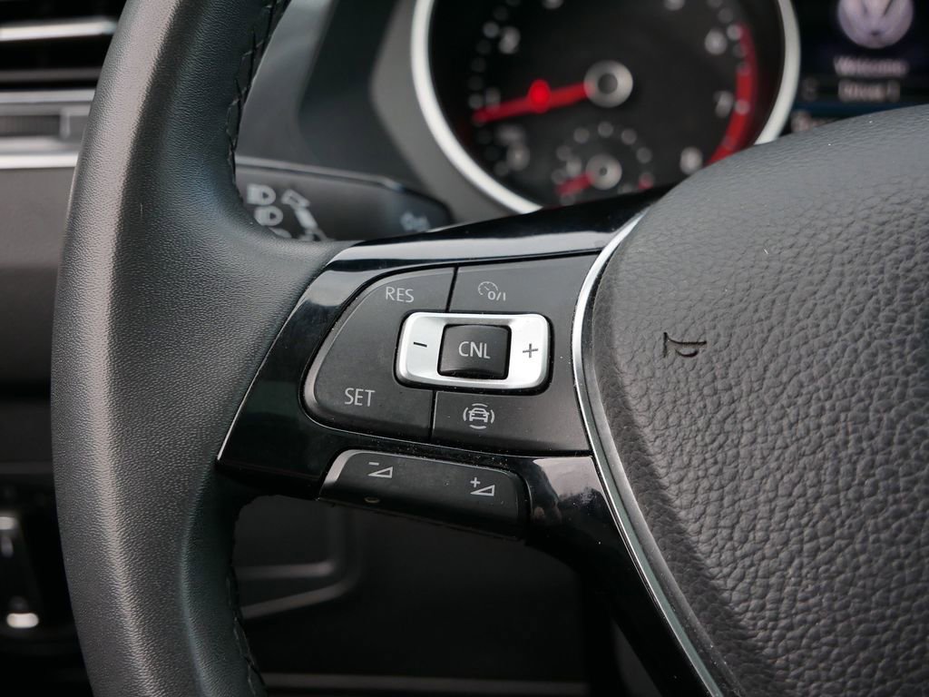 Used 2020 Volkswagen Tiguan SE w/ Panoramic Sunroof Package image 25