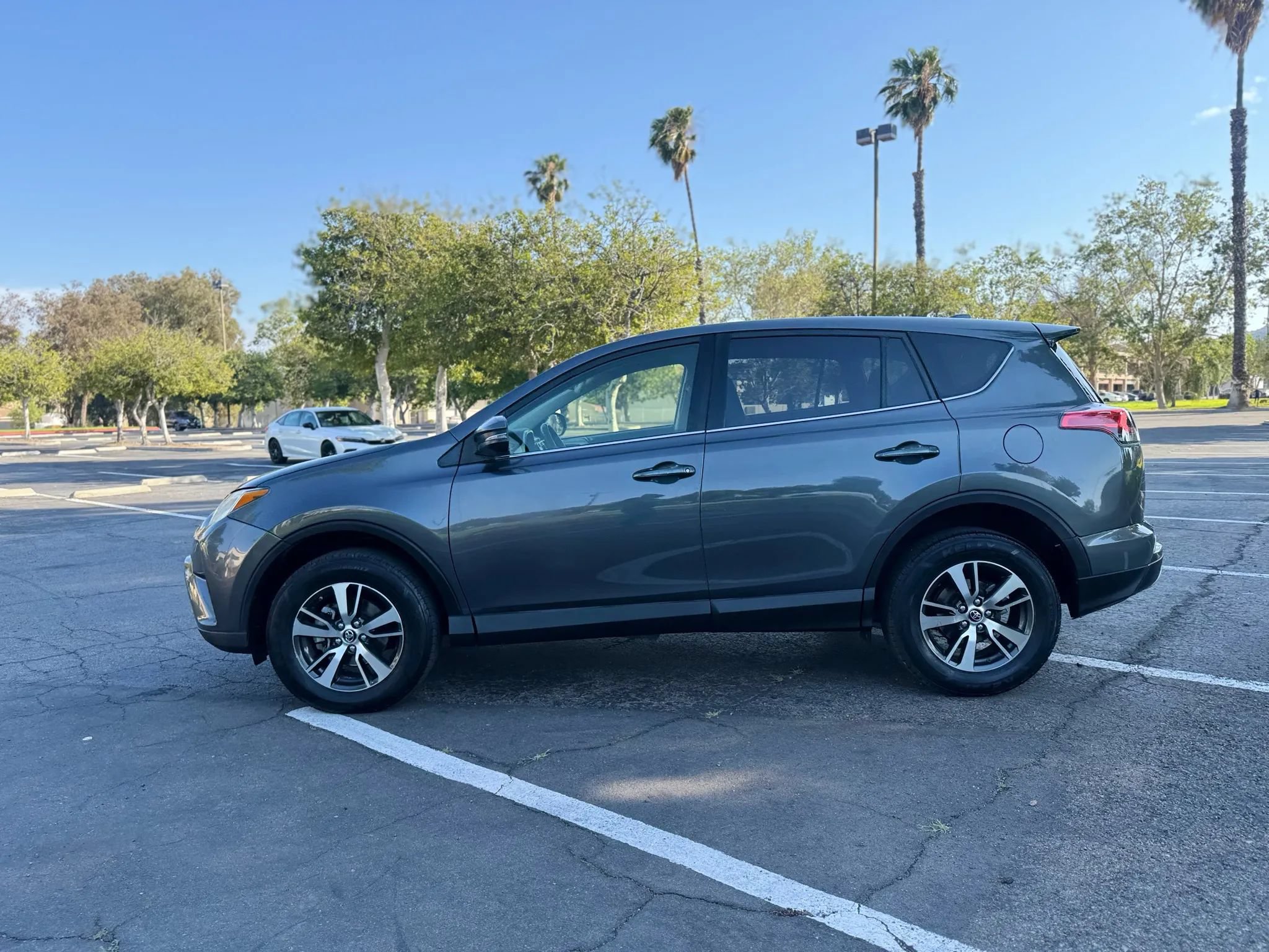 Used 2018 Toyota RAV4 XLE w/ Carpet Mat Package FWD image 12