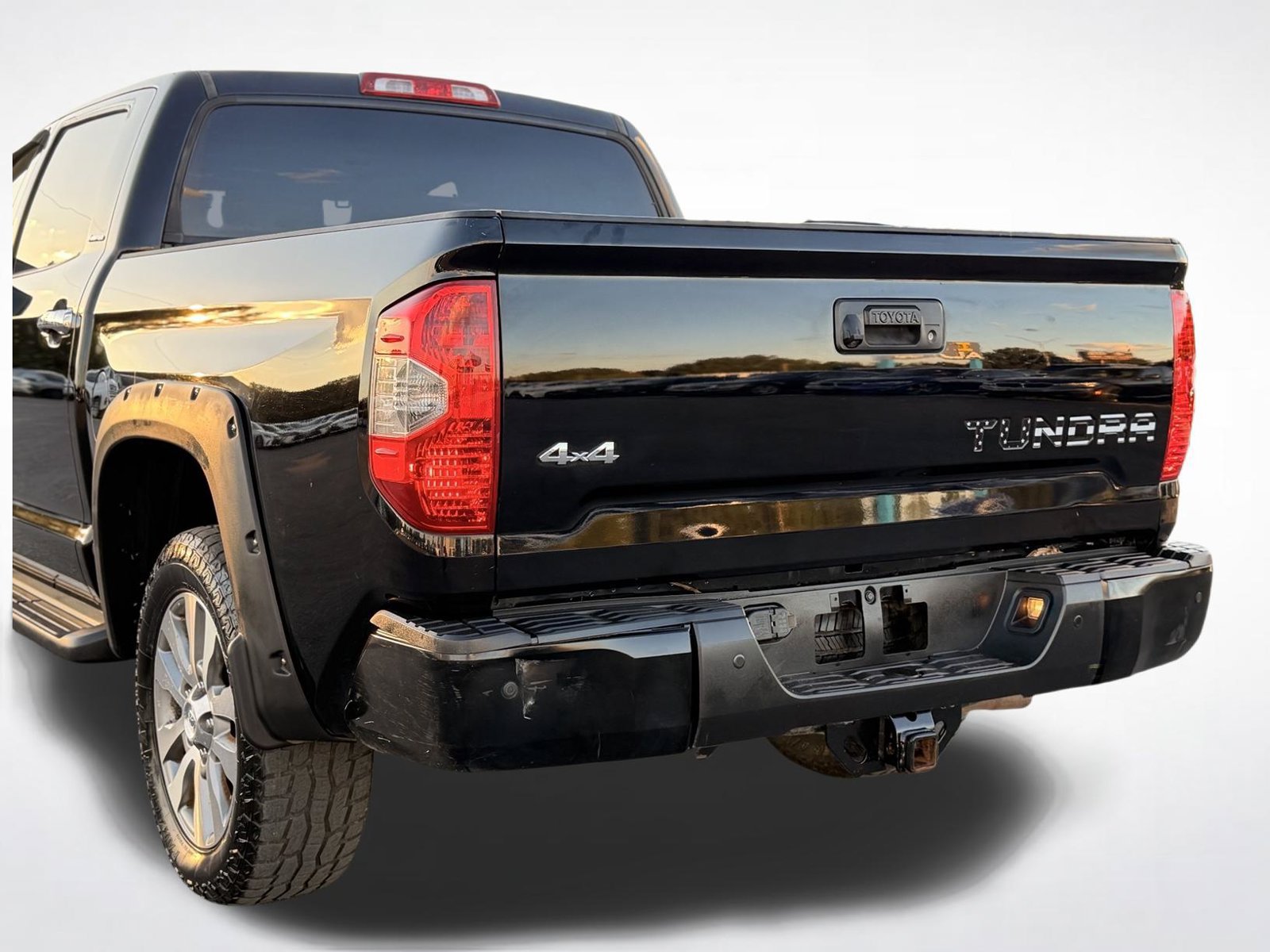 Used 2014 Toyota Tundra Limited w/ Limited Premium Package AWD/4WD image 10