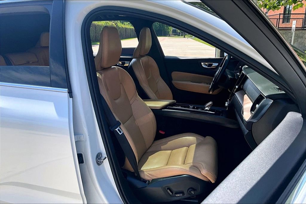 Used 2023 Volvo XC60 B5 Ultimate FWD image 10