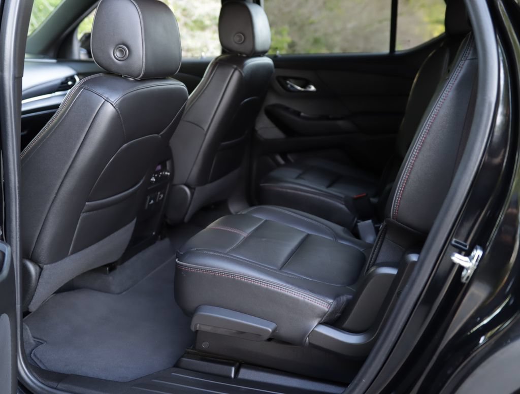 Used 2023 Chevrolet Traverse RS FWD image 28