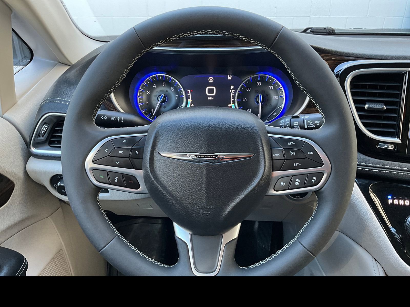 Used 2023 Chrysler Pacifica Limited AWD/4WD image 3