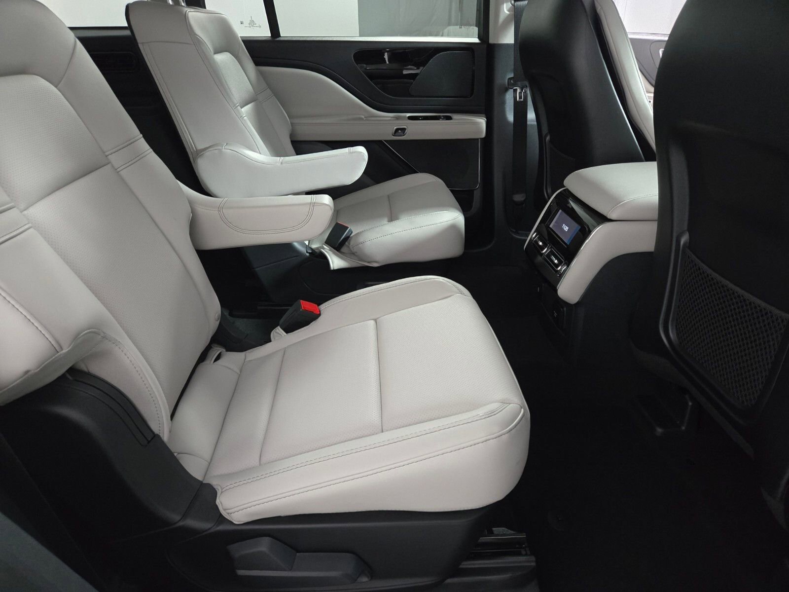 New 2026 Lincoln Aviator 2WD w/ Jet Appearance Package image 18